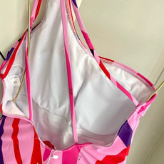 Pucci新款连体😍🥰适合多种场景的游泳衣🏊♀️海边 游泳池 温泉 水上乐园 漂流都可以😌内搭也完全可 Pucci新款连体😍🥰适合多种场景的游泳衣🏊♀️海边 游泳池 温泉 水上乐园 漂流都可以😌内搭也完全可
