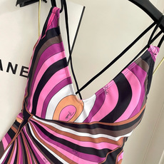 Pucci新款连体😍🥰适合多种场景的游泳衣🏊♀️海边 游泳池 温泉 水上乐园 漂流都可以😌内搭也完全可 Pucci新款连体😍🥰适合多种场景的游泳衣🏊♀️海边 游泳池 温泉 水上乐园 漂流都可以😌内搭也完全可