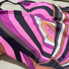 Pucci新款连体😍🥰适合多种场景的游泳衣🏊♀️海边 游泳池 温泉 水上乐园 漂流都可以😌内搭也完全可 Pucci新款连体😍🥰适合多种场景的游泳衣🏊♀️海边 游泳池 温泉 水上乐园 漂流都可以😌内搭也完全可