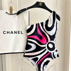 Pucci新款连体😍🥰适合多种场景的游泳衣🏊♀️海边 游泳池 温泉 水上乐园 漂流都可以😌内搭也完全可 Pucci新款连体😍🥰适合多种场景的游泳衣🏊♀️海边 游泳池 温泉 水上乐园 漂流都可以😌内搭也完全可