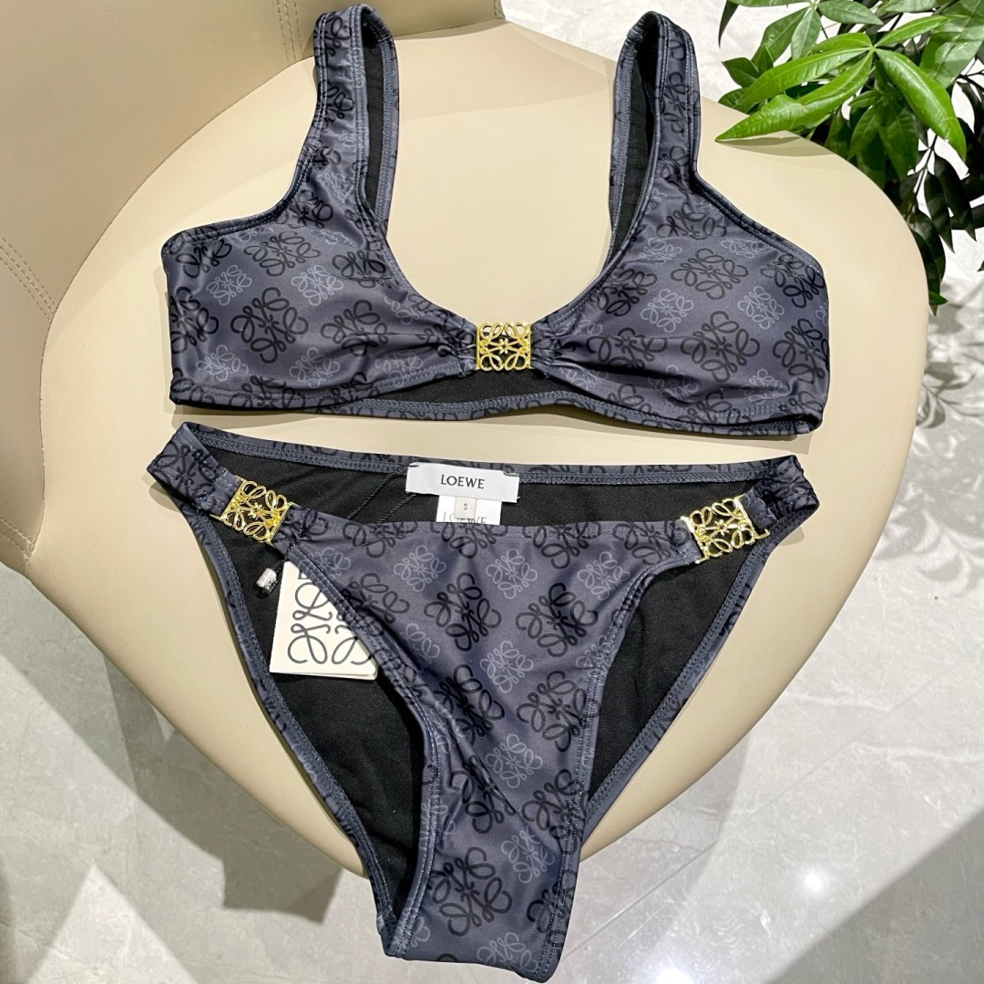 罗意威新款比基尼泳衣 定制对吧版五金 😍🥰适合多种场景的游泳衣🏊♀️海边 游泳池 温泉 水上乐园 漂 罗意威新款比基尼泳衣 定制对吧版五金 😍🥰适合多种场景的游泳衣🏊♀️海边 游泳池 温泉 水上乐园 漂