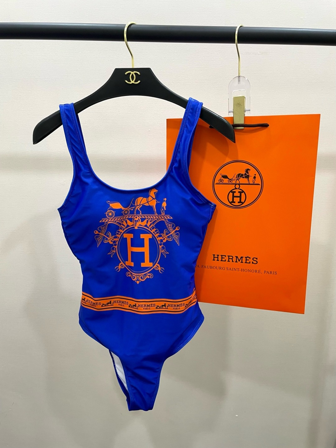爱马仕新款泳衣😍🥰适合多种场景的游泳衣🏊‍♀️海边 游泳池 温泉 水上乐园 漂流都可以😌内搭也完全可以 
