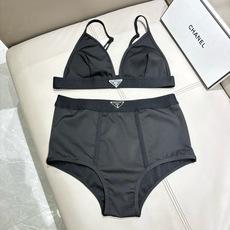 普拉达分体比基尼😍🥰适合多种场景的游泳衣🏊♀️海边 游泳池 温泉 水上乐园 漂流都可以😌内搭也完全可以 普拉达分体比基尼😍🥰适合多种场景的游泳衣🏊♀️海边 游泳池 温泉 水上乐园 漂流都可以😌内搭也完全可以