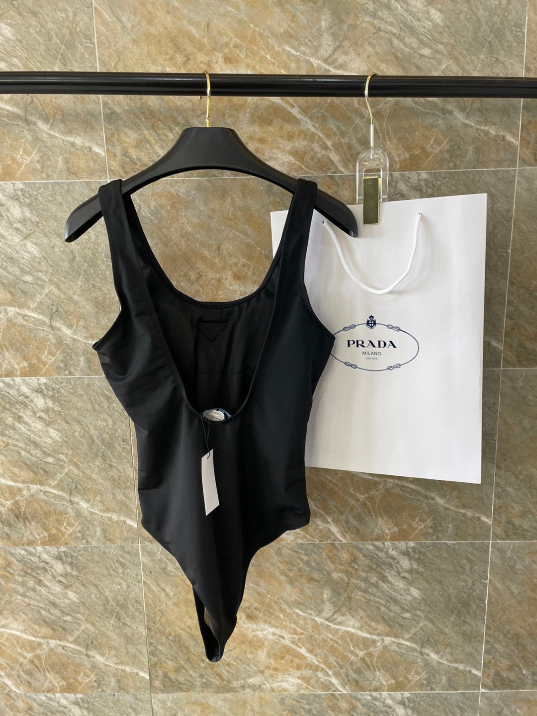 普拉达专柜新款连体泳衣😍🥰适合多种场景的游泳衣🏊‍♀️海边 游泳池 温泉 水上乐园 漂流都可以😌内搭也完