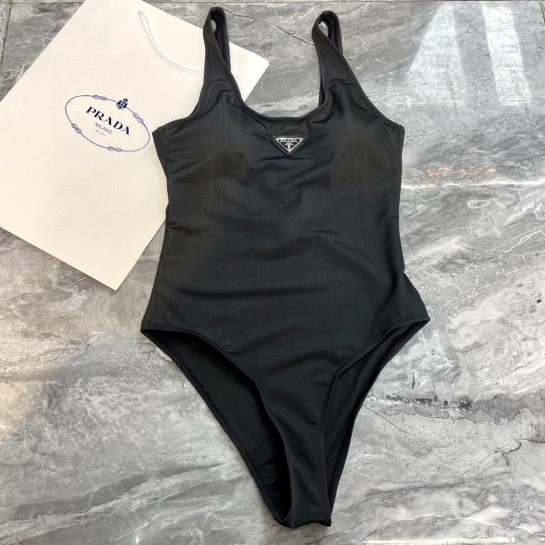 普拉达专柜新款连体泳衣😍🥰适合多种场景的游泳衣🏊‍♀️海边 游泳池 温泉 水上乐园 漂流都可以😌内搭也完