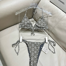 Loewe新款分体😍🥰适合多种场景的游泳衣🏊♀️海边 游泳池 温泉 水上乐园 漂流都可以😌内搭也完全可 Loewe新款分体😍🥰适合多种场景的游泳衣🏊♀️海边 游泳池 温泉 水上乐园 漂流都可以😌内搭也完全可
