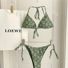 Loewe新款分体😍🥰适合多种场景的游泳衣🏊♀️海边 游泳池 温泉 水上乐园 漂流都可以😌内搭也完全可 Loewe新款分体😍🥰适合多种场景的游泳衣🏊♀️海边 游泳池 温泉 水上乐园 漂流都可以😌内搭也完全可