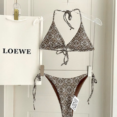 Loewe新款分体😍🥰适合多种场景的游泳衣🏊♀️海边 游泳池 温泉 水上乐园 漂流都可以😌内搭也完全可 Loewe新款分体😍🥰适合多种场景的游泳衣🏊♀️海边 游泳池 温泉 水上乐园 漂流都可以😌内搭也完全可