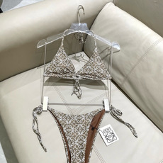 Loewe新款分体😍🥰适合多种场景的游泳衣🏊♀️海边 游泳池 温泉 水上乐园 漂流都可以😌内搭也完全可 Loewe新款分体😍🥰适合多种场景的游泳衣🏊♀️海边 游泳池 温泉 水上乐园 漂流都可以😌内搭也完全可