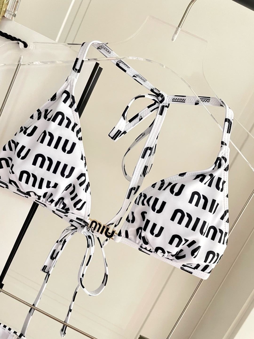 miumiu新款连体泳衣👙❤️😍🥰适合多种场景的游泳衣🏊‍♀️海边 游泳池 温泉 水上乐园 漂流都可以😌