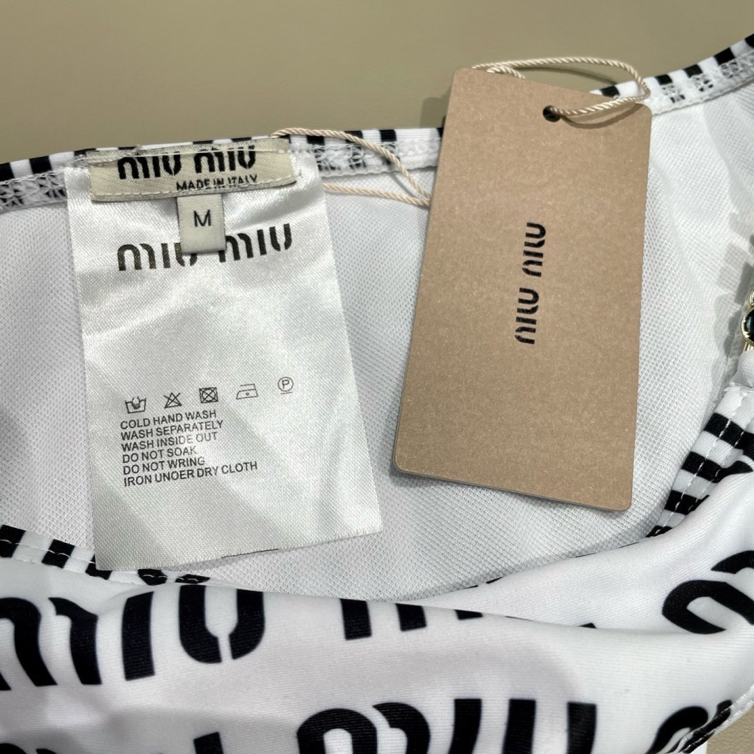 miumiu新款连体泳衣👙❤️😍🥰适合多种场景的游泳衣🏊‍♀️海边 游泳池 温泉 水上乐园 漂流都可以😌