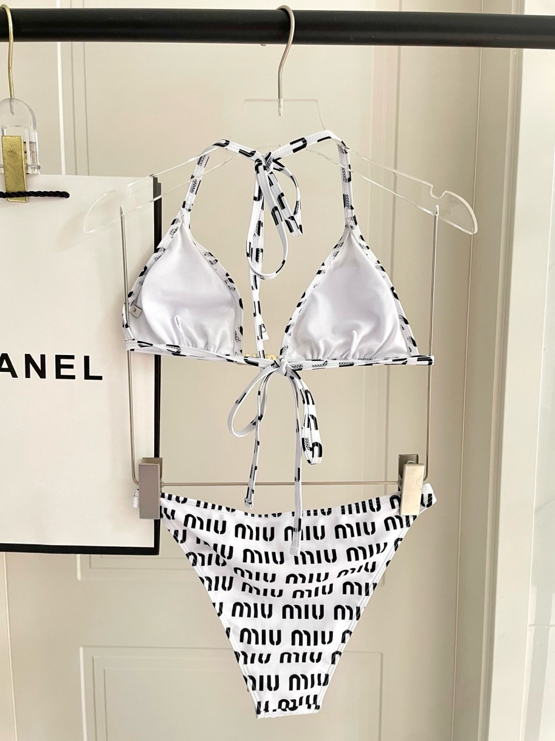 miumiu新款连体泳衣👙❤️😍🥰适合多种场景的游泳衣🏊‍♀️海边 游泳池 温泉 水上乐园 漂流都可以😌