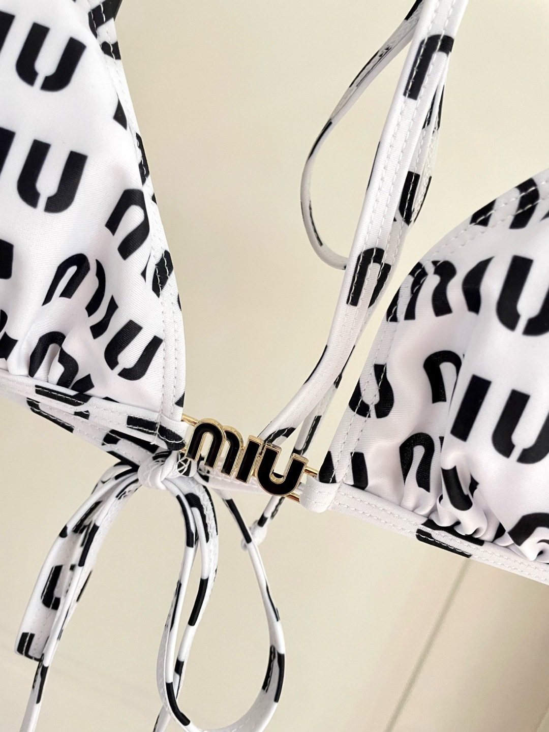 miumiu新款连体泳衣👙❤️😍🥰适合多种场景的游泳衣🏊‍♀️海边 游泳池 温泉 水上乐园 漂流都可以😌