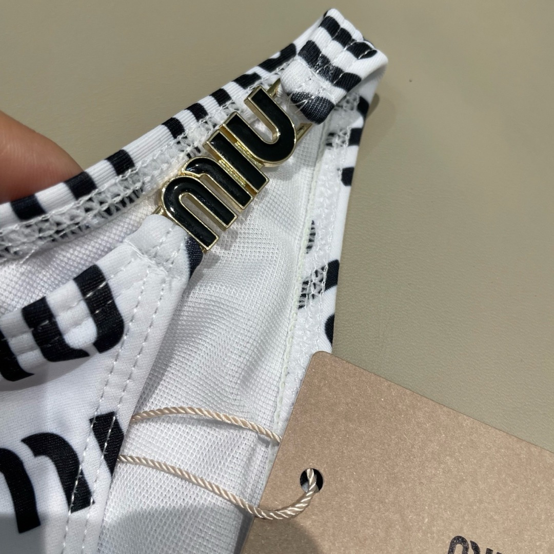 miumiu新款连体泳衣👙❤️😍🥰适合多种场景的游泳衣🏊‍♀️海边 游泳池 温泉 水上乐园 漂流都可以😌