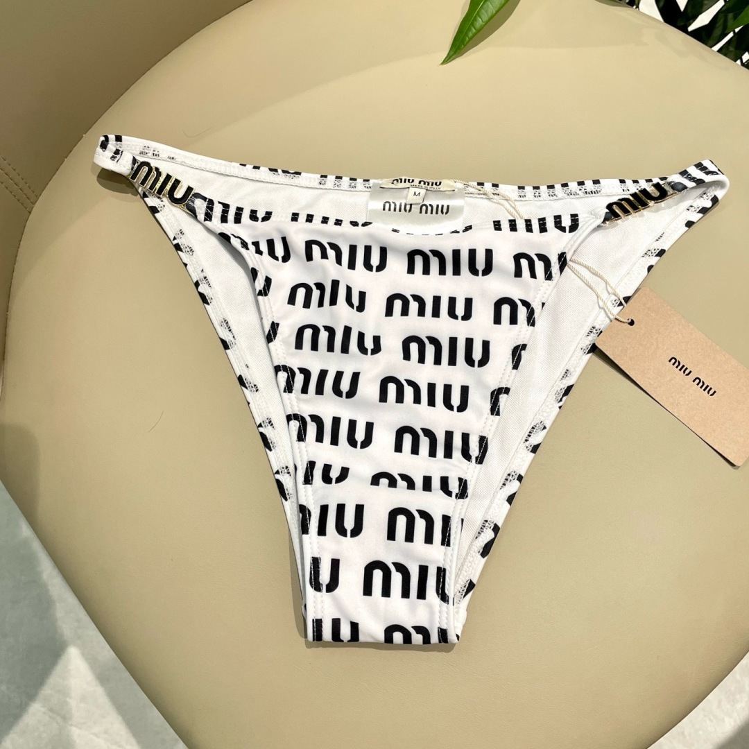 miumiu新款连体泳衣👙❤️😍🥰适合多种场景的游泳衣🏊‍♀️海边 游泳池 温泉 水上乐园 漂流都可以😌