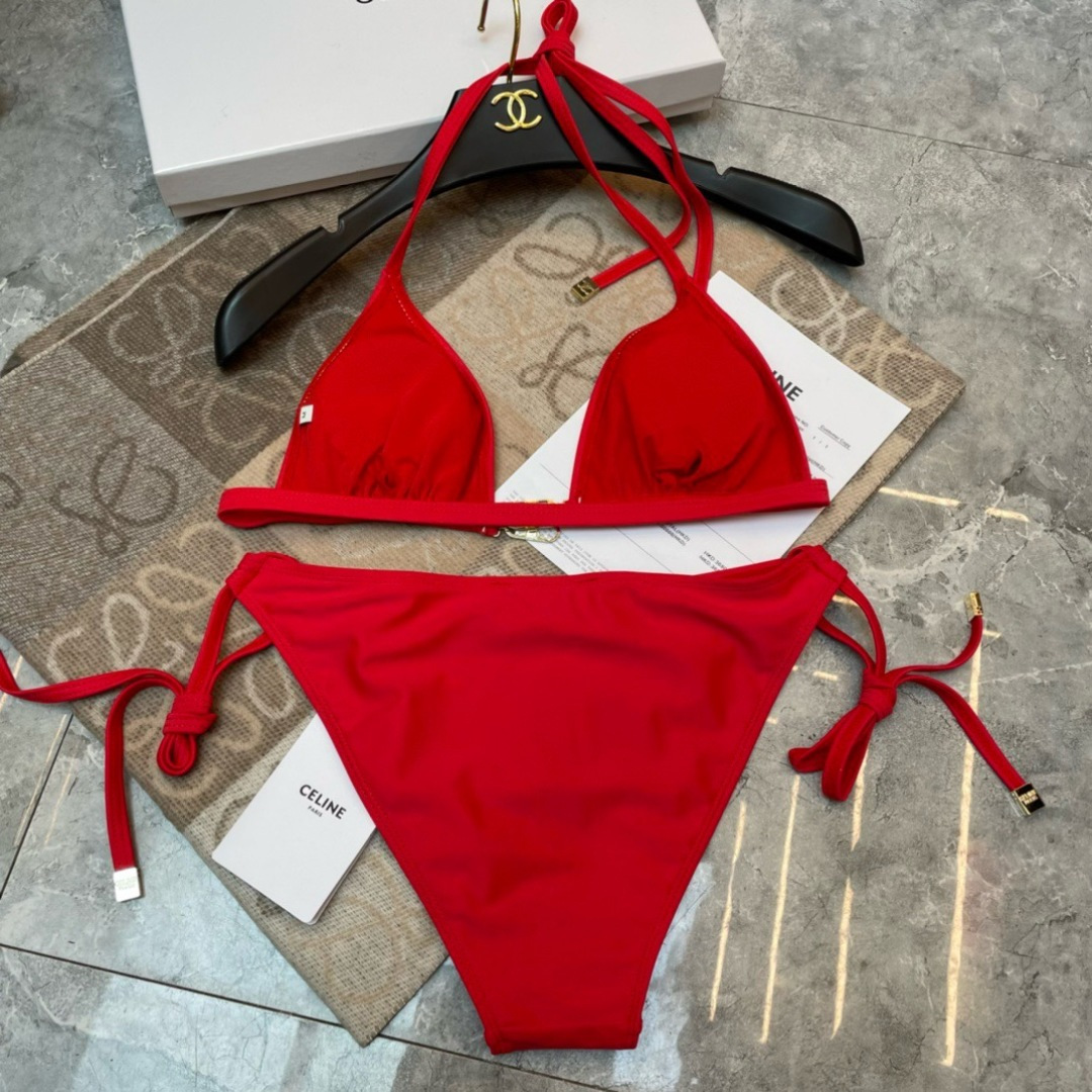 Celine专柜新款 对版五金😍🥰适合多种场景的游泳衣🏊♀️海边 游泳池 温泉 水上乐园 漂流都可以😌 Celine专柜新款 对版五金😍🥰适合多种场景的游泳衣🏊♀️海边 游泳池 温泉 水上乐园 漂流都可以😌