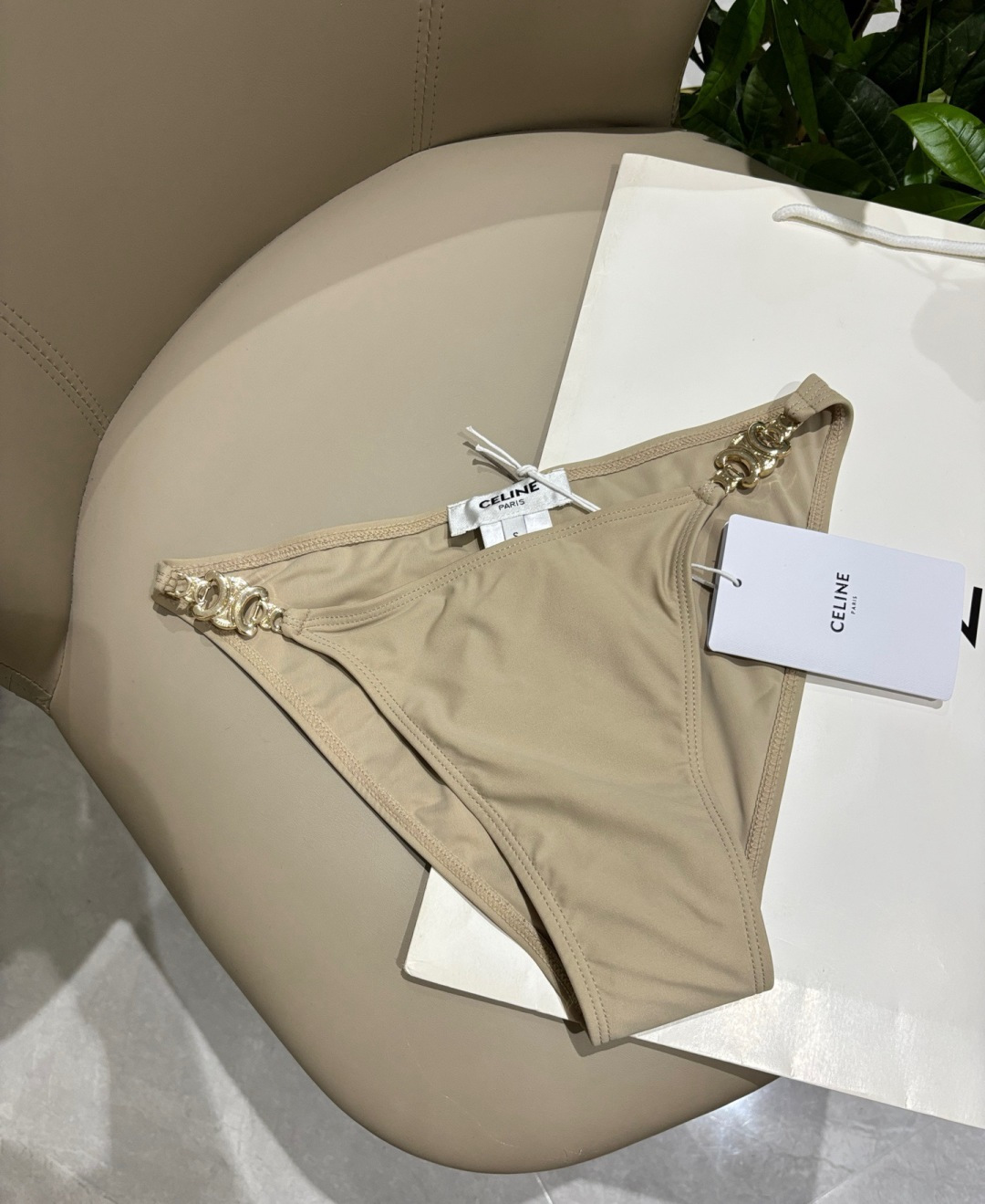 Celine专柜新款 对版五金😍🥰适合多种场景的游泳衣🏊♀️海边 游泳池 温泉 水上乐园 漂流都可以😌 Celine专柜新款 对版五金😍🥰适合多种场景的游泳衣🏊♀️海边 游泳池 温泉 水上乐园 漂流都可以😌