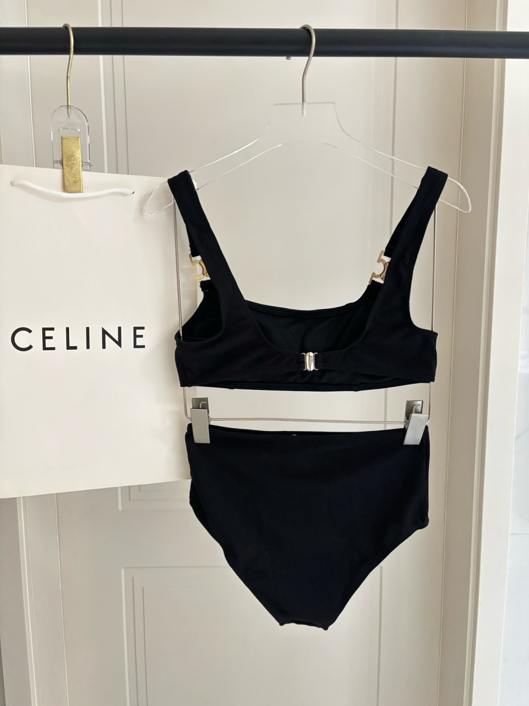 Celine专柜新款 对版五金😍🥰适合多种场景的游泳衣🏊♀️海边 游泳池 温泉 水上乐园 漂流都可以😌 Celine专柜新款 对版五金😍🥰适合多种场景的游泳衣🏊♀️海边 游泳池 温泉 水上乐园 漂流都可以😌