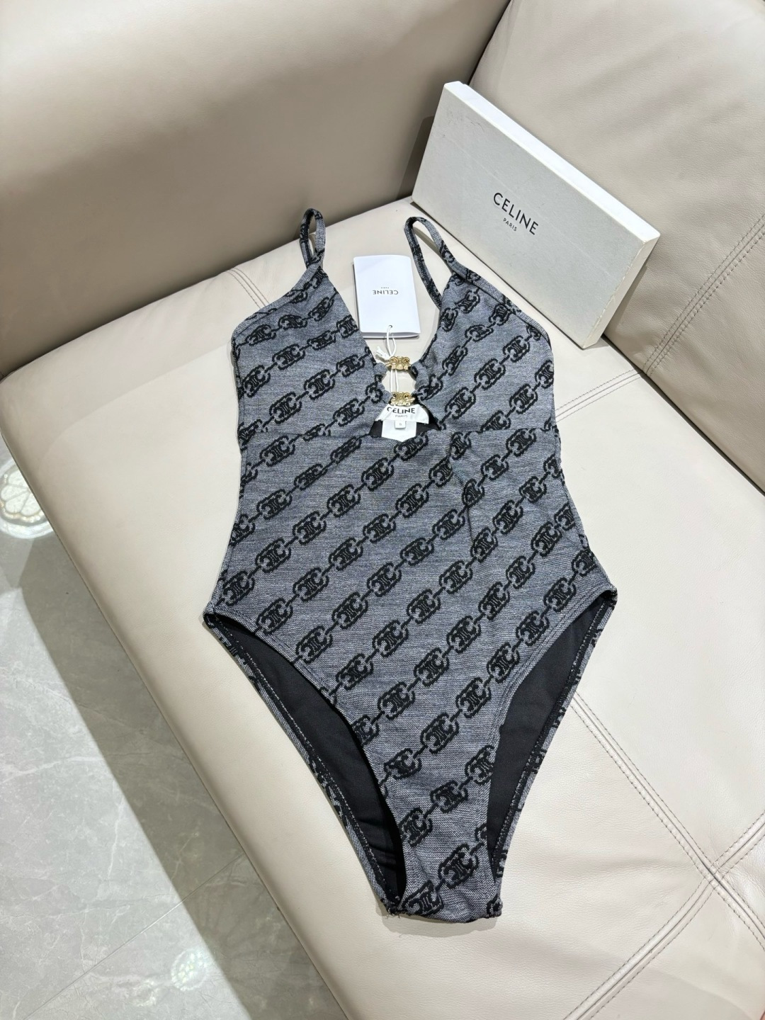 Celine专柜新款 对版五金😍🥰适合多种场景的游泳衣🏊♀️海边 游泳池 温泉 水上乐园 漂流都可以😌 Celine专柜新款 对版五金😍🥰适合多种场景的游泳衣🏊♀️海边 游泳池 温泉 水上乐园 漂流都可以😌
