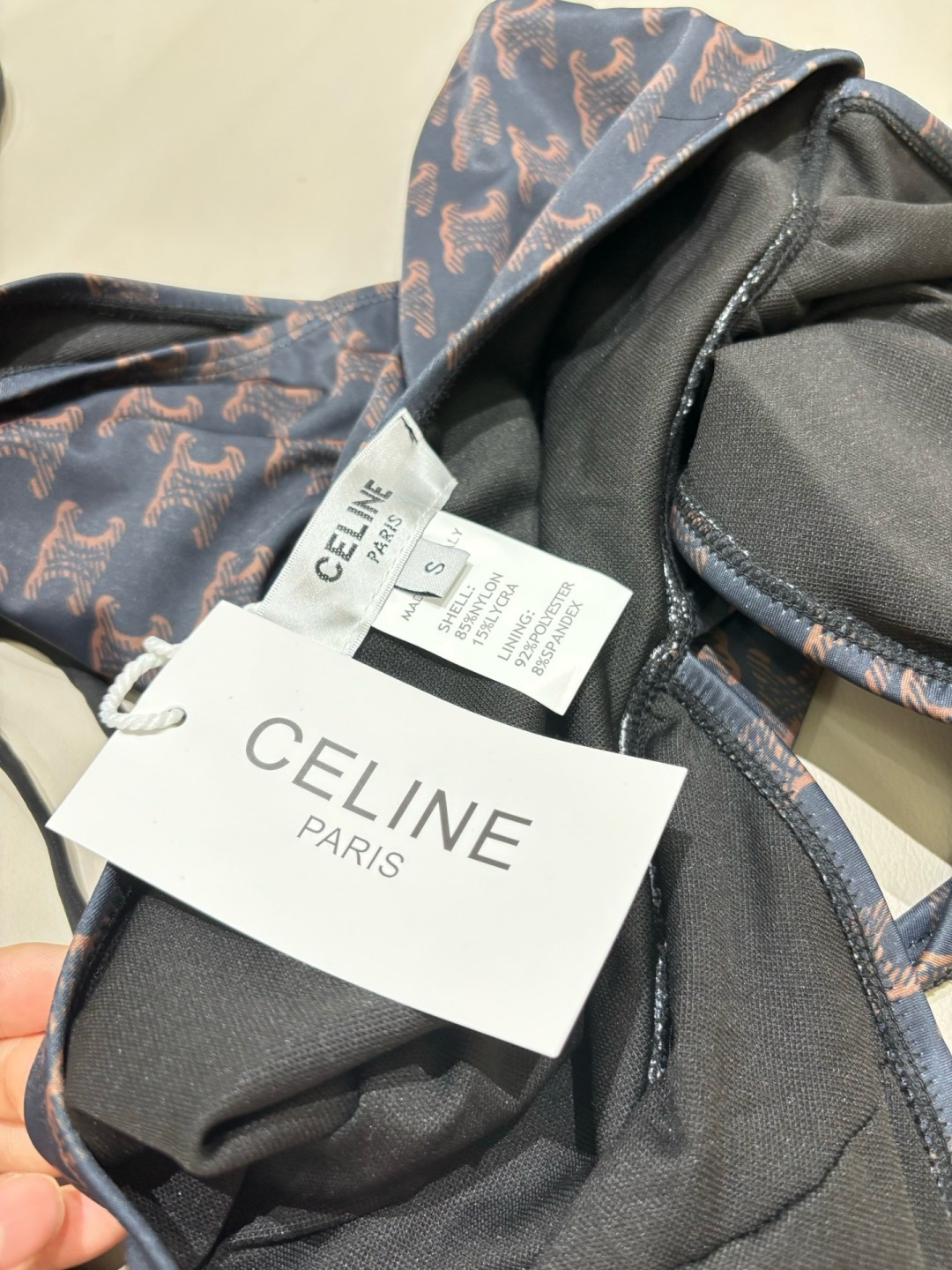 Celine专柜新款 对版五金😍🥰适合多种场景的游泳衣🏊♀️海边 游泳池 温泉 水上乐园 漂流都可以😌 Celine专柜新款 对版五金😍🥰适合多种场景的游泳衣🏊♀️海边 游泳池 温泉 水上乐园 漂流都可以😌