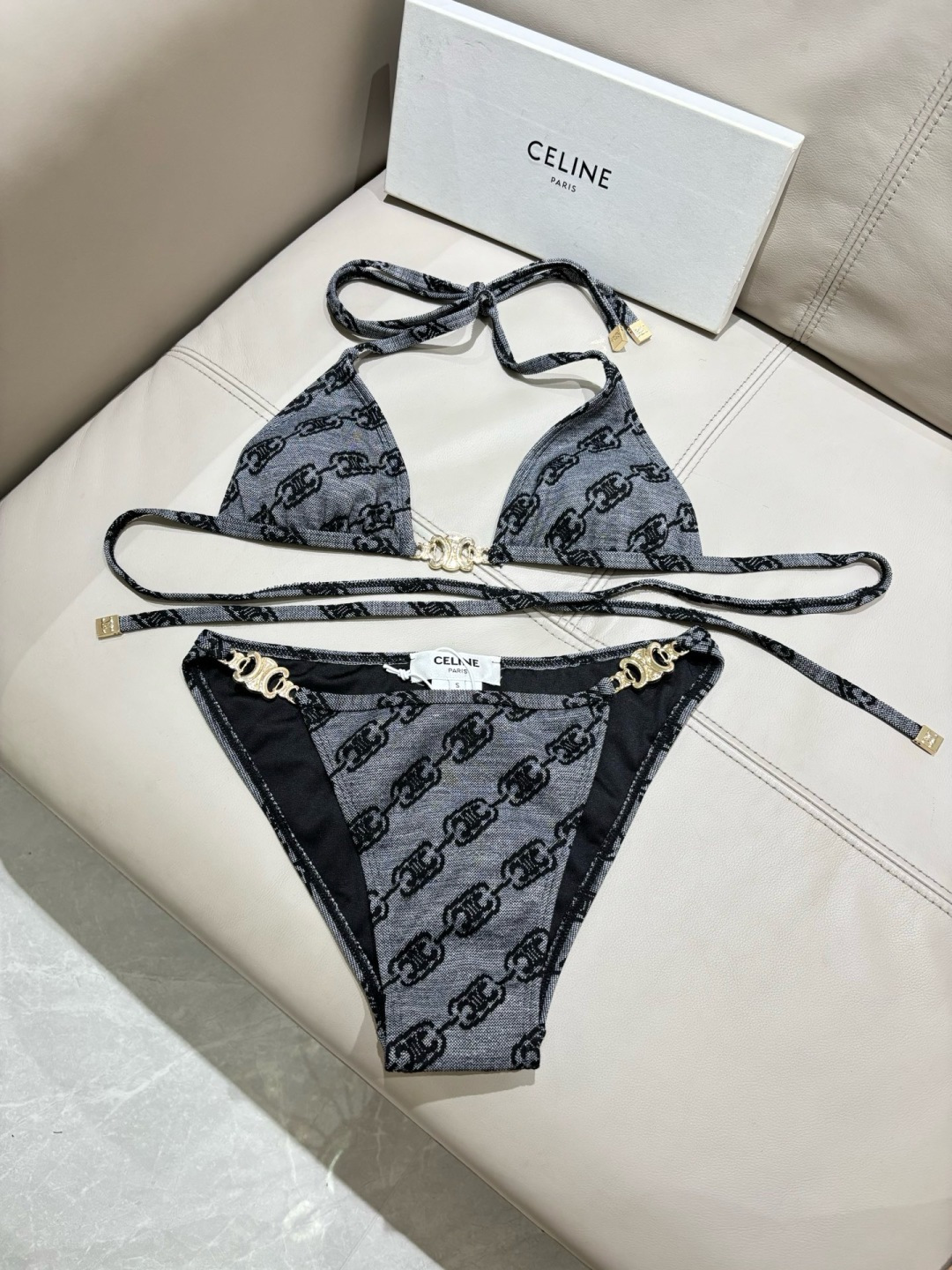 Celine专柜新款 对版五金😍🥰适合多种场景的游泳衣🏊‍♀️海边 游泳池 温泉 水上乐园 漂流都可以😌