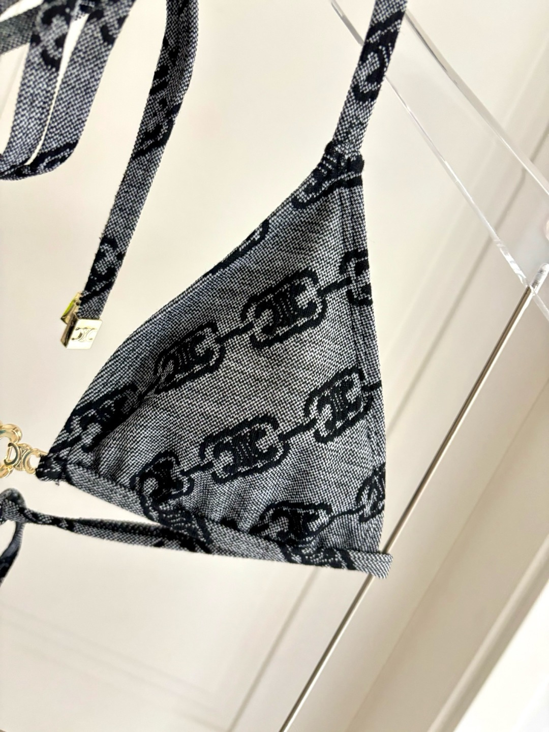 Celine专柜新款 对版五金😍🥰适合多种场景的游泳衣🏊‍♀️海边 游泳池 温泉 水上乐园 漂流都可以😌