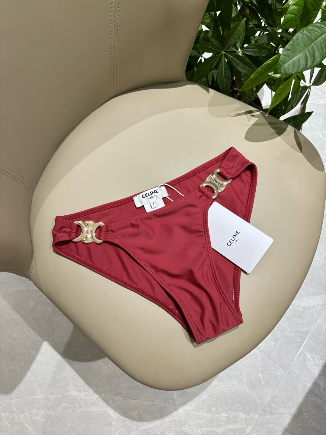 Celine专柜新款 对版五金😍🥰适合多种场景的游泳衣🏊♀️海边 游泳池 温泉 水上乐园 漂流都可以😌 Celine专柜新款 对版五金😍🥰适合多种场景的游泳衣🏊♀️海边 游泳池 温泉 水上乐园 漂流都可以😌