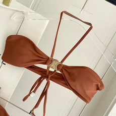 Celine专柜新款 对版五金😍🥰适合多种场景的游泳衣🏊♀️海边 游泳池 温泉 水上乐园 漂流都可以😌 Celine专柜新款 对版五金😍🥰适合多种场景的游泳衣🏊♀️海边 游泳池 温泉 水上乐园 漂流都可以😌