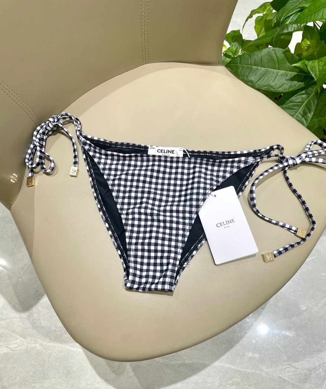 Celine专柜新款 对版五金😍🥰适合多种场景的游泳衣🏊♀️海边 游泳池 温泉 水上乐园 漂流都可以😌 Celine专柜新款 对版五金😍🥰适合多种场景的游泳衣🏊♀️海边 游泳池 温泉 水上乐园 漂流都可以😌