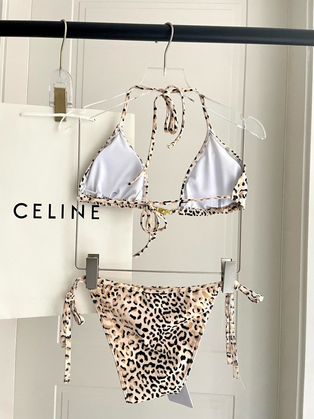 Celine专柜新款 对版五金😍🥰适合多种场景的游泳衣🏊♀️海边 游泳池 温泉 水上乐园 漂流都可以😌 Celine专柜新款 对版五金😍🥰适合多种场景的游泳衣🏊♀️海边 游泳池 温泉 水上乐园 漂流都可以😌