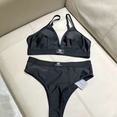 巴黎世家新款分体游泳衣😍🥰适合多种场景的游泳衣🏊♀️海边 游泳池 温泉 水上乐园 漂流都可以😌内搭也完 巴黎世家新款分体游泳衣😍🥰适合多种场景的游泳衣🏊♀️海边 游泳池 温泉 水上乐园 漂流都可以😌内搭也完