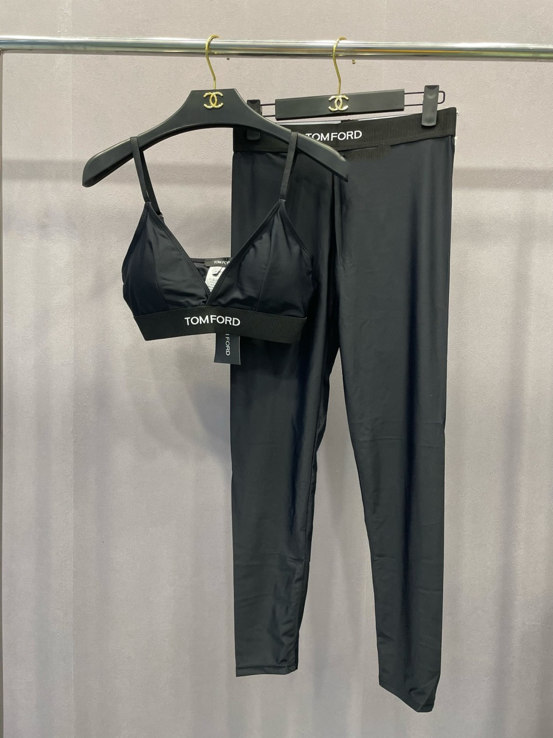 Tom Ford新款渐变高弹力健身瑜伽服运动套装~性感小吊带（有胸垫）+修身提臀显瘦打底裤脚      