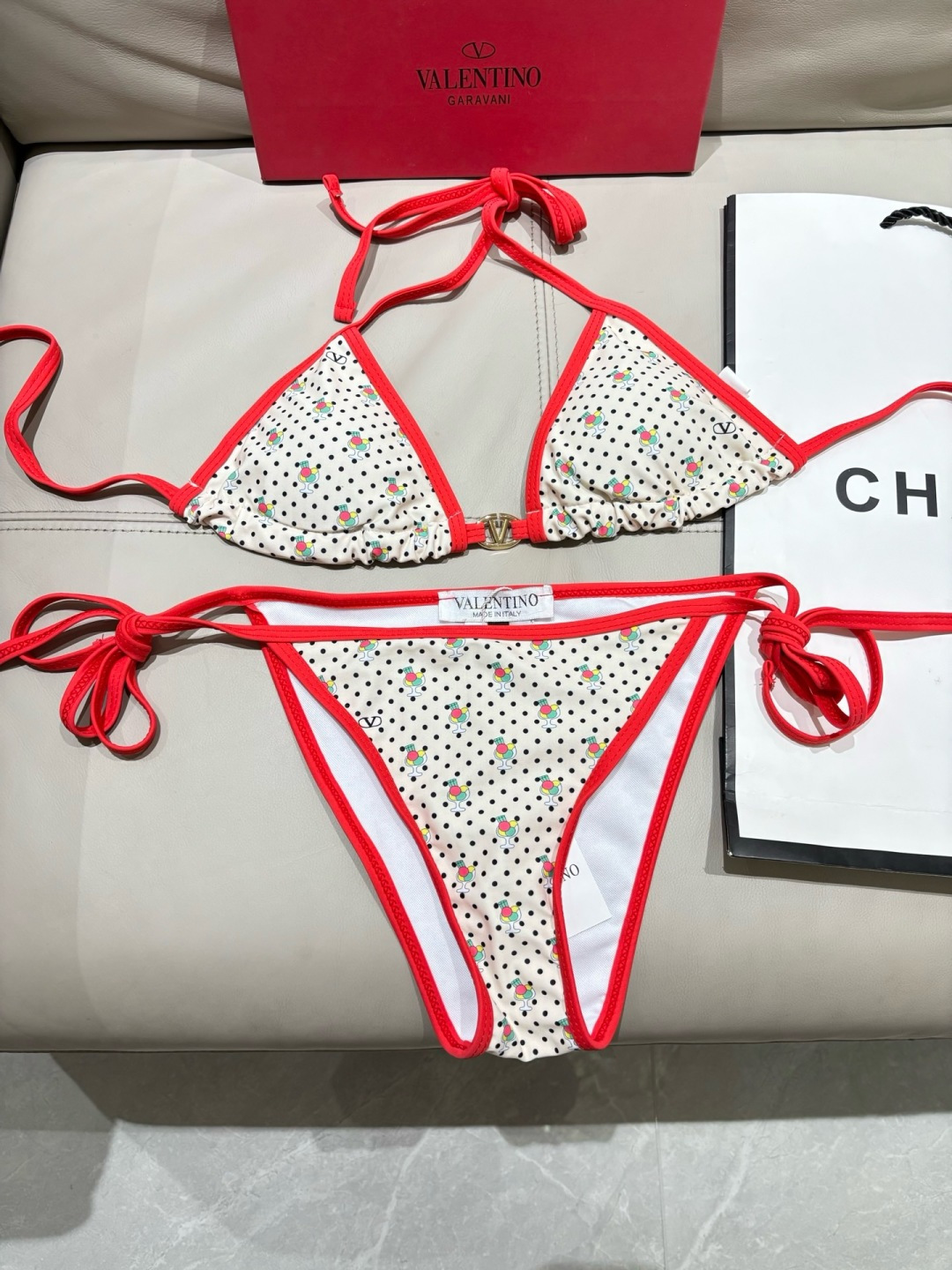 华伦天奴比基尼😍🥰适合多种场景的游泳衣🏊♀️海边 游泳池 温泉 水上乐园 漂流都可以😌内搭也完全可以 华伦天奴比基尼😍🥰适合多种场景的游泳衣🏊♀️海边 游泳池 温泉 水上乐园 漂流都可以😌内搭也完全可以