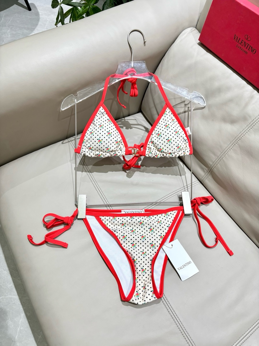 华伦天奴比基尼😍🥰适合多种场景的游泳衣🏊♀️海边 游泳池 温泉 水上乐园 漂流都可以😌内搭也完全可以 华伦天奴比基尼😍🥰适合多种场景的游泳衣🏊♀️海边 游泳池 温泉 水上乐园 漂流都可以😌内搭也完全可以