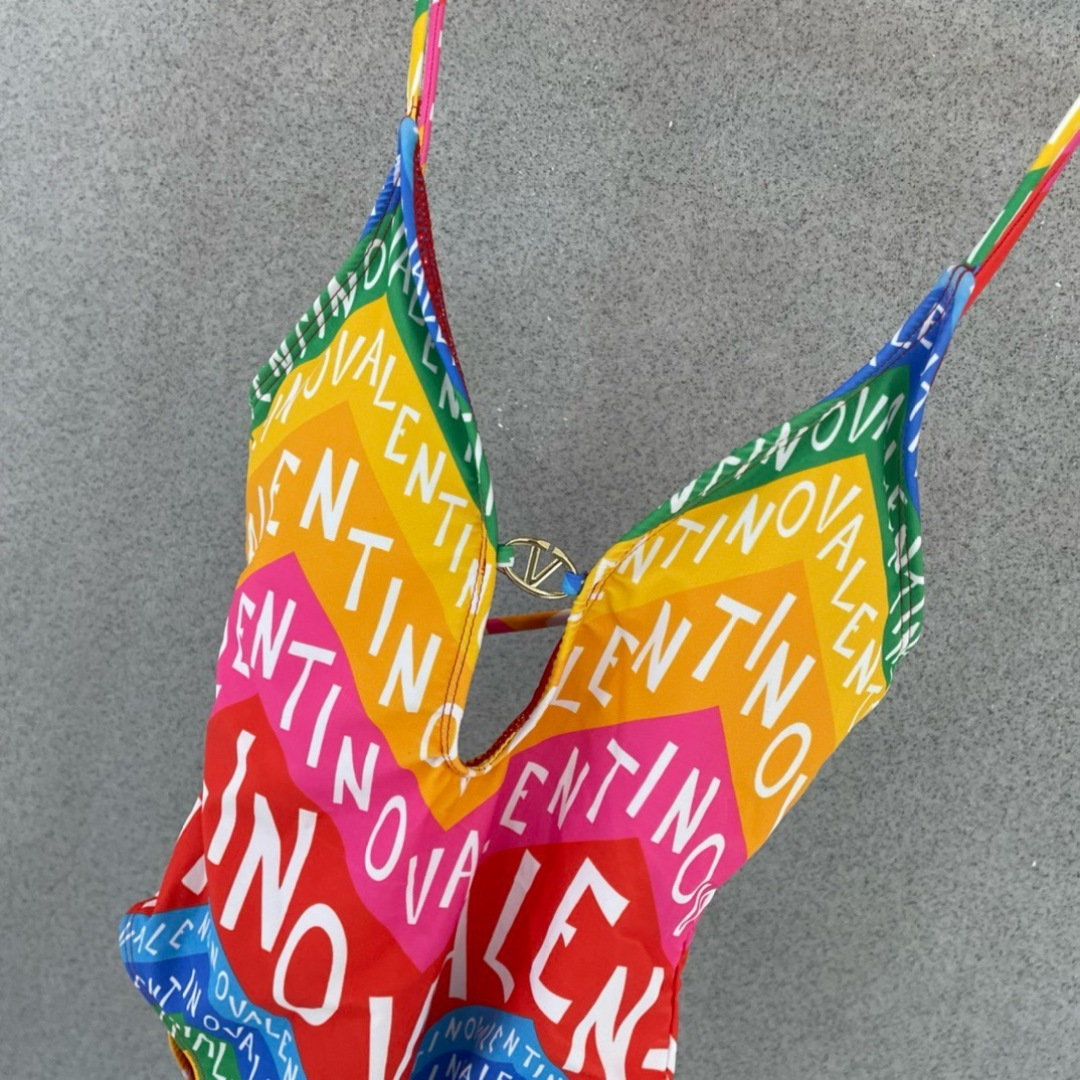 华伦天奴新款连体泳衣 😍🥰适合多种场景的游泳衣🏊♀️海边 游泳池 温泉 水上乐园 漂流都可以😌面料:透 华伦天奴新款连体泳衣 😍🥰适合多种场景的游泳衣🏊♀️海边 游泳池 温泉 水上乐园 漂流都可以😌面料:透