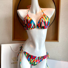 华伦天奴新款比基尼泳衣 😍🥰适合多种场景的游泳衣🏊♀️海边 游泳池 温泉 水上乐园 漂流都可以😌面料: 华伦天奴新款比基尼泳衣 😍🥰适合多种场景的游泳衣🏊♀️海边 游泳池 温泉 水上乐园 漂流都可以😌面料: