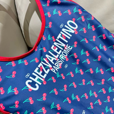 华伦天奴新款连体泳衣 😍🥰适合多种场景的游泳衣🏊♀️海边 游泳池 温泉 水上乐园 漂流都可以😌面料:透 华伦天奴新款连体泳衣 😍🥰适合多种场景的游泳衣🏊♀️海边 游泳池 温泉 水上乐园 漂流都可以😌面料:透