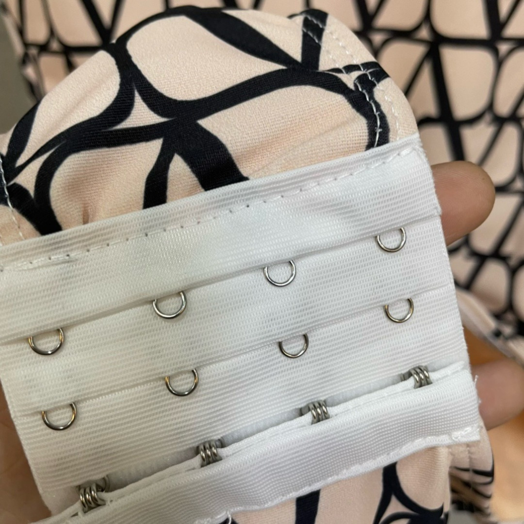 华伦天奴 新款速干防晒潜水服 个性十足， 出游必备SM L Xl 外出可搭配牛仔裤  时尚潮流引领者😎😎