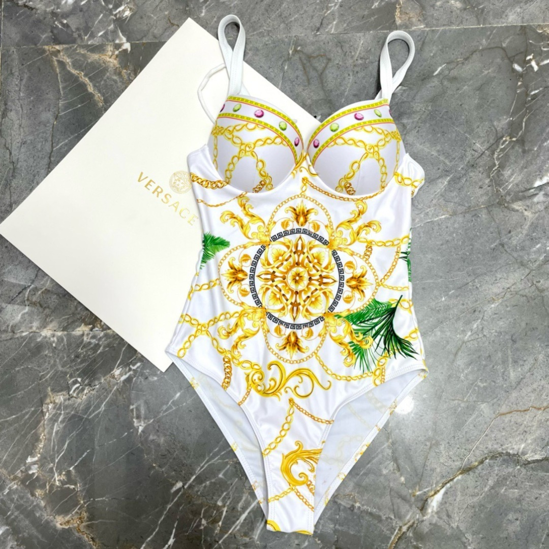 范思哲新款时尚潮流款 😍🥰适合多种场景的游泳衣🏊‍♀️海边 游泳池 温泉 水上乐园 漂流都可以😌内搭也完