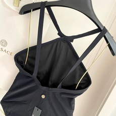 范思哲新款连体泳衣 对版五金😍🥰适合多种场景的游泳衣🏊♀️海边 游泳池 温泉 水上乐园 漂流都可以😌 范思哲新款连体泳衣 对版五金😍🥰适合多种场景的游泳衣🏊♀️海边 游泳池 温泉 水上乐园 漂流都可以😌