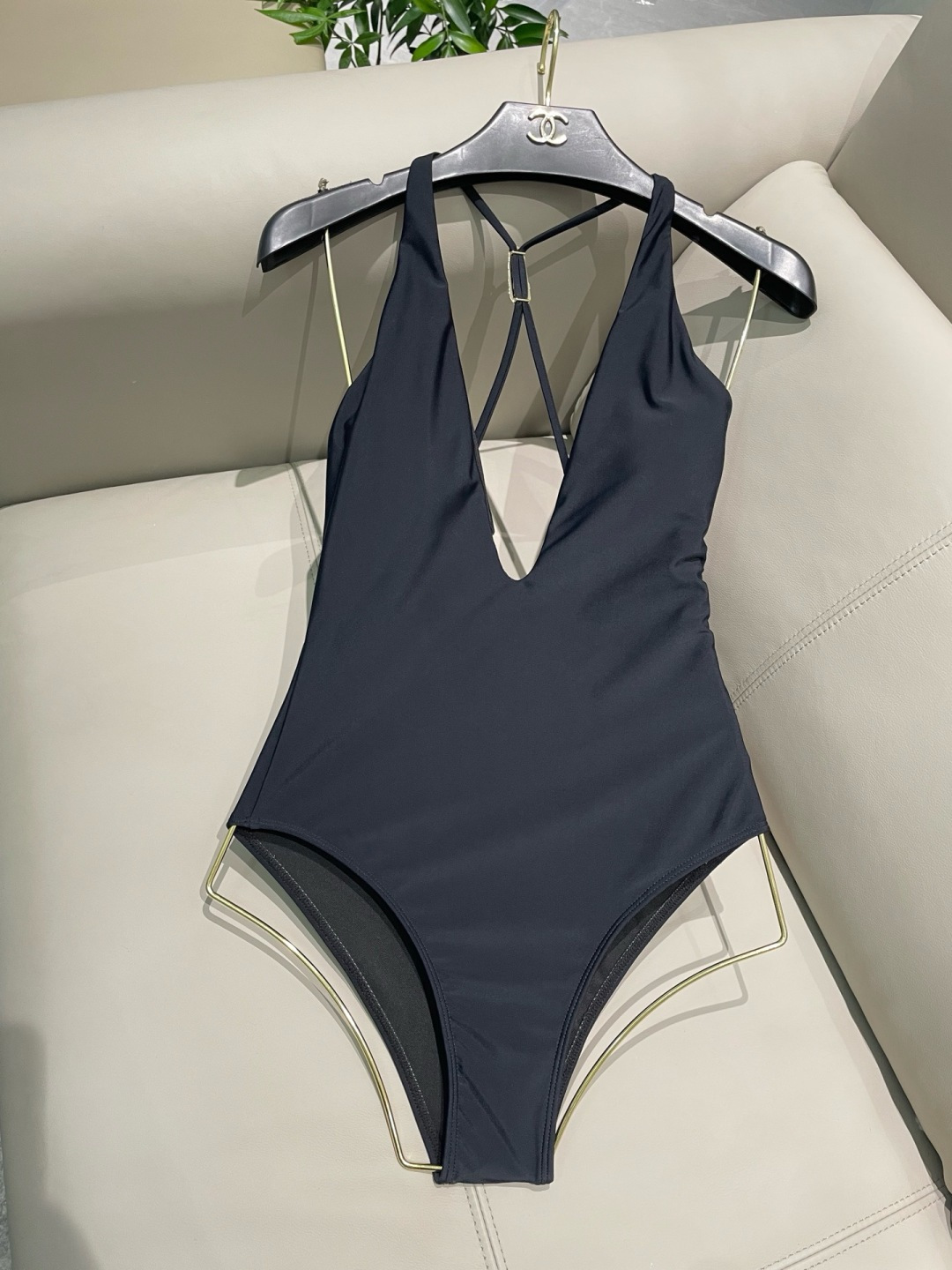 范思哲新款连体泳衣  对版五金😍🥰适合多种场景的游泳衣🏊‍♀️海边 游泳池 温泉 水上乐园 漂流都可以😌