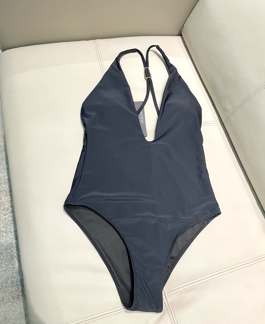 范思哲新款连体泳衣  对版五金😍🥰适合多种场景的游泳衣🏊‍♀️海边 游泳池 温泉 水上乐园 漂流都可以😌
