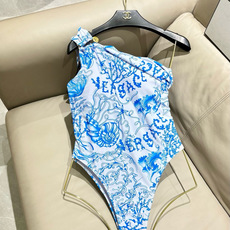 范思哲新款连体泳衣 对版五金😍🥰适合多种场景的游泳衣🏊♀️海边 游泳池 温泉 水上乐园 漂流都可以😌 范思哲新款连体泳衣 对版五金😍🥰适合多种场景的游泳衣🏊♀️海边 游泳池 温泉 水上乐园 漂流都可以😌