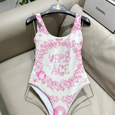 范思哲新款连体泳衣 对版五金😍🥰适合多种场景的游泳衣🏊♀️海边 游泳池 温泉 水上乐园 漂流都可以😌 范思哲新款连体泳衣 对版五金😍🥰适合多种场景的游泳衣🏊♀️海边 游泳池 温泉 水上乐园 漂流都可以😌