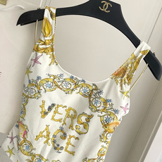 范思哲新款连体泳衣 对版五金😍🥰适合多种场景的游泳衣🏊♀️海边 游泳池 温泉 水上乐园 漂流都可以😌 范思哲新款连体泳衣 对版五金😍🥰适合多种场景的游泳衣🏊♀️海边 游泳池 温泉 水上乐园 漂流都可以😌