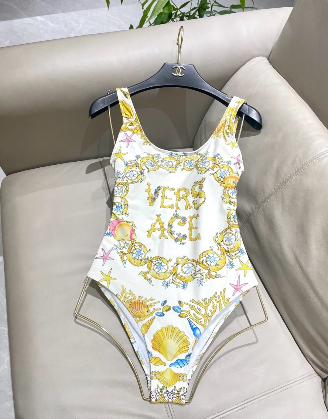 范思哲新款连体泳衣 对版五金😍🥰适合多种场景的游泳衣🏊♀️海边 游泳池 温泉 水上乐园 漂流都可以😌 范思哲新款连体泳衣 对版五金😍🥰适合多种场景的游泳衣🏊♀️海边 游泳池 温泉 水上乐园 漂流都可以😌