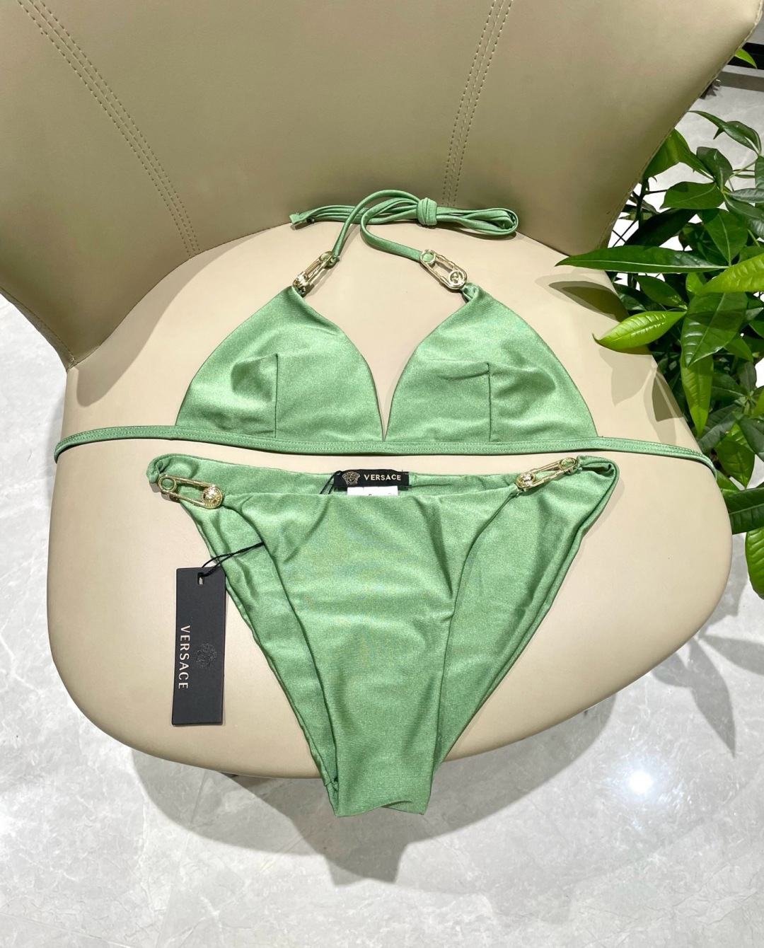 范思哲新款比基尼泳衣  对版五金😍🥰适合多种场景的游泳衣🏊‍♀️海边 游泳池 温泉 水上乐园 漂流都可以