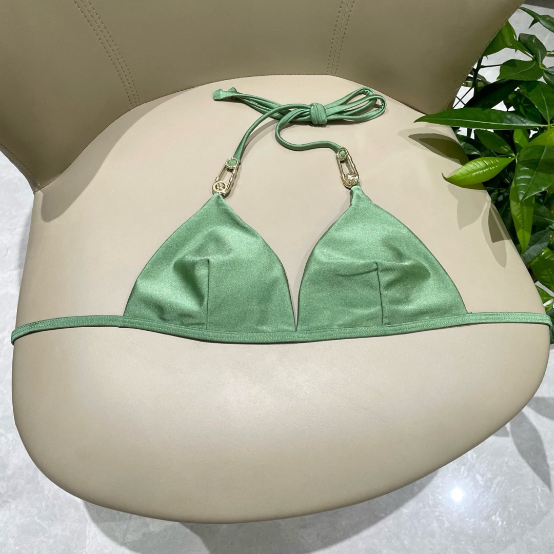 范思哲新款比基尼泳衣  对版五金😍🥰适合多种场景的游泳衣🏊‍♀️海边 游泳池 温泉 水上乐园 漂流都可以