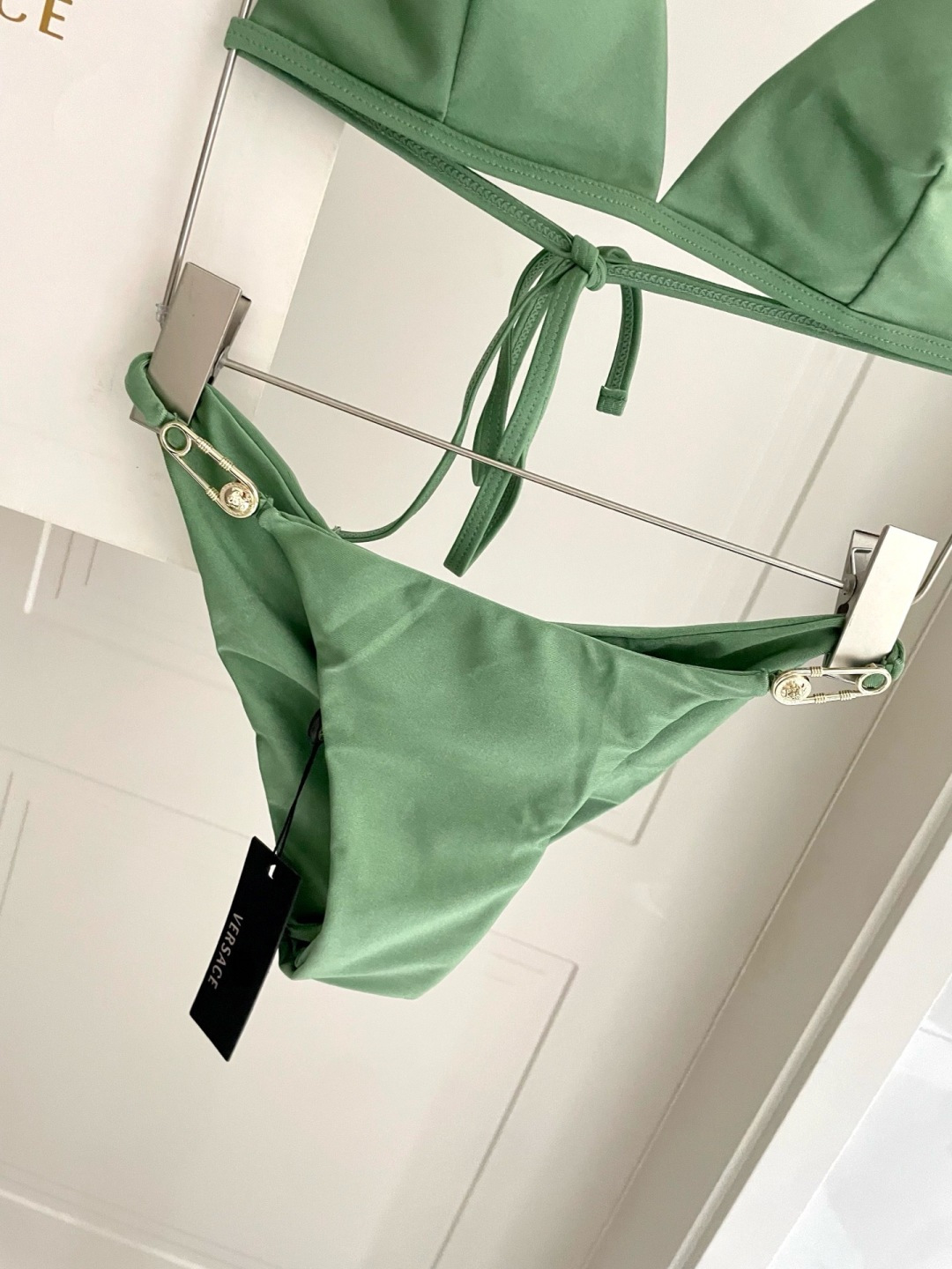 范思哲新款比基尼泳衣  对版五金😍🥰适合多种场景的游泳衣🏊‍♀️海边 游泳池 温泉 水上乐园 漂流都可以