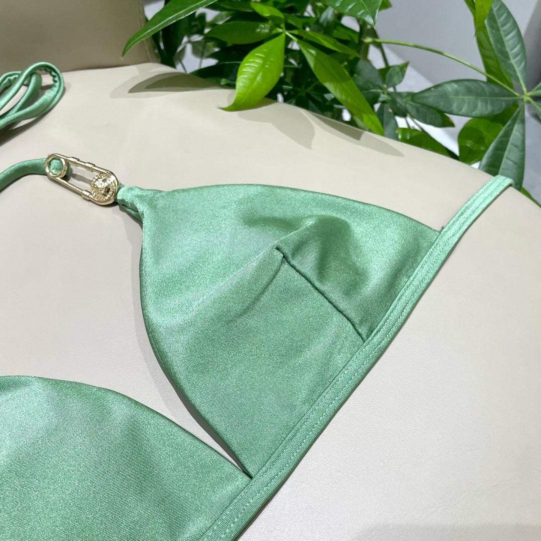 范思哲新款比基尼泳衣  对版五金😍🥰适合多种场景的游泳衣🏊‍♀️海边 游泳池 温泉 水上乐园 漂流都可以